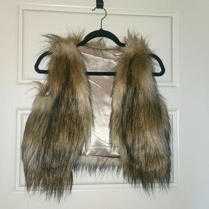 💥2/$20💥 Faux Fur Crop Vest w/ Soft Silk-Like Interior